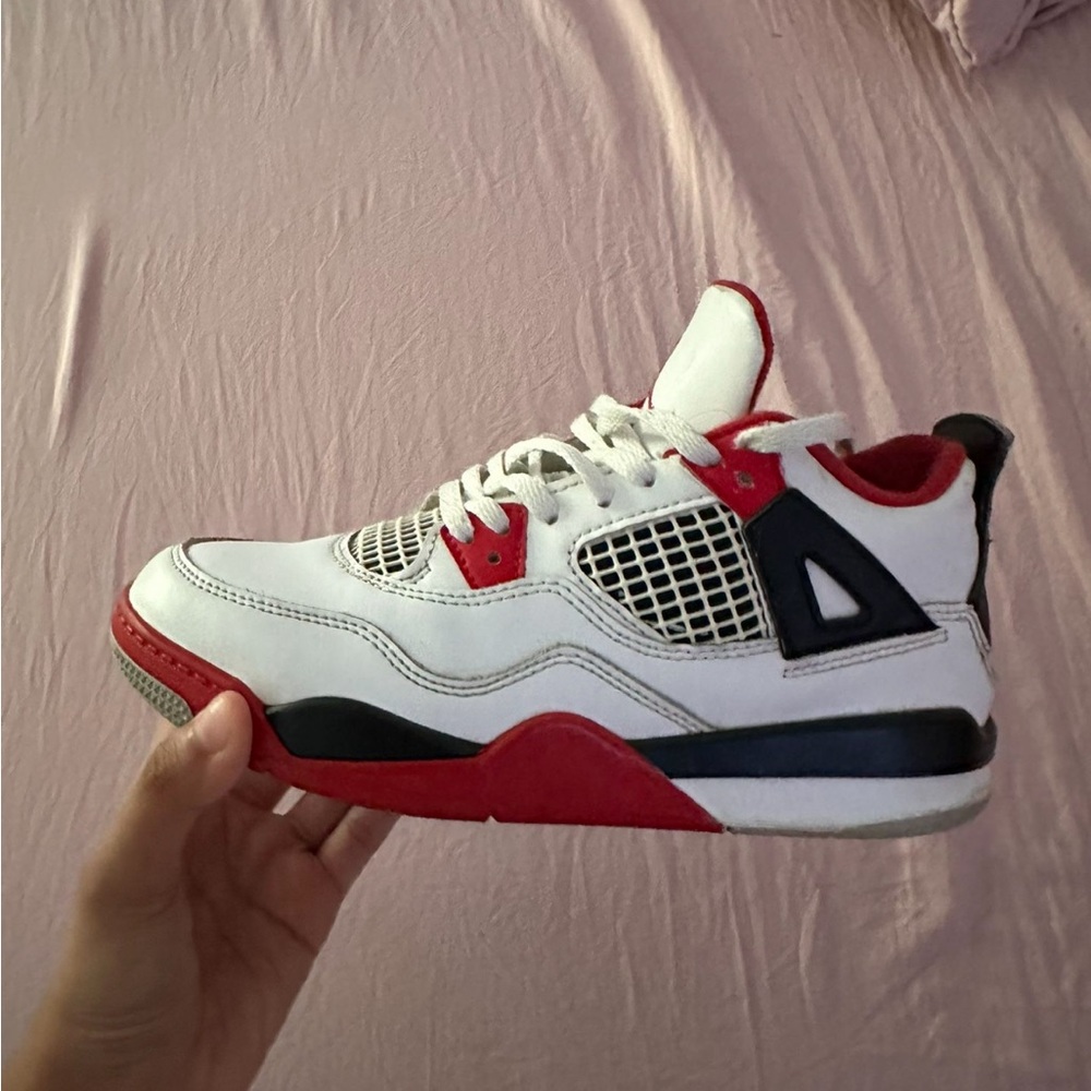 Jordan 4 fire reds